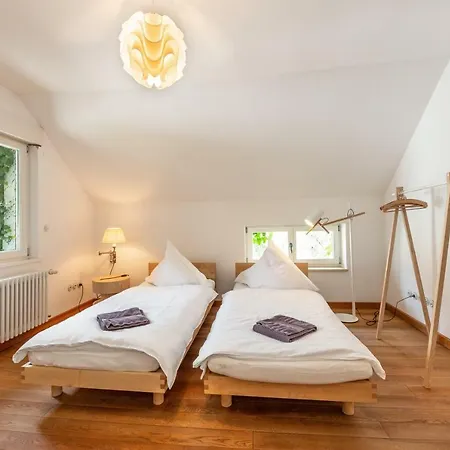 Gruppenhaus בית הארחה 4*